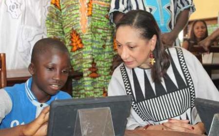 Napie : La ministre de la culture et de la francophone Françoise Remark visite le Centre de Lecture et d'Animation Culturelle(CLAC).