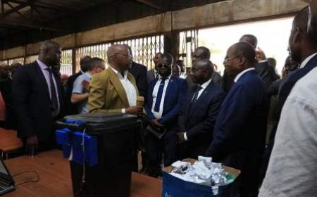 La poubelle intelligente fabriqué par les élèves  du lycée d'électronique et d'information applique