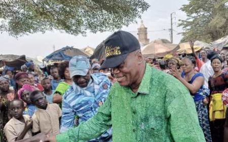 Yamoussoukro : Le maire Kouacou Gnrangbé Kouadio Jean communie avec les femmes du petit marché de N’Zuéssy