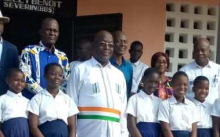 GUiGLO : Au collège d excellence Dominique Ouattara de Yaoundé le maire offre 250 livres