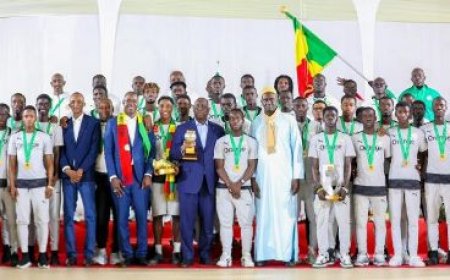 SÉNÉGAL, CHAMPION D’AFRIQUE DES U20: MACKY SALL OCTROIE UNE PRIME SPÉCIALE DE 10 MILLIONS FCFA À CHAQUE MEMBRE DE LA DÉLÉGATION