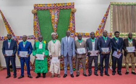 Une quarantaine d'enseignants-chercheurs, de chercheurs et d'agents administratifs de l'UFR Mathématiques et Informatique faits Commandeurs, Officiers et Chevaliers de l'ordre du mérite de l'Éducation nationale