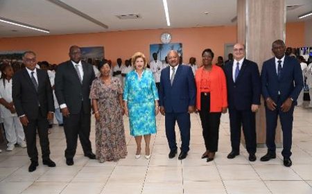 Hôpital Mère-enfant de Bingerville : Dominique Ouattara rend hommage au personnel