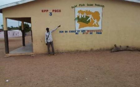 Des bénéficiaires des filets sociaux productifs construisent un bâtiment scolaire de trois classes à Pogo.
