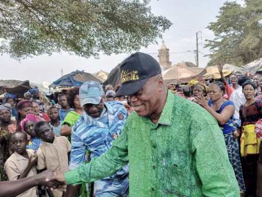Yamoussoukro : Le maire Kouacou Gnrangbé Kouadio Jean communie avec les femmes du petit marché de N’Zuéssy