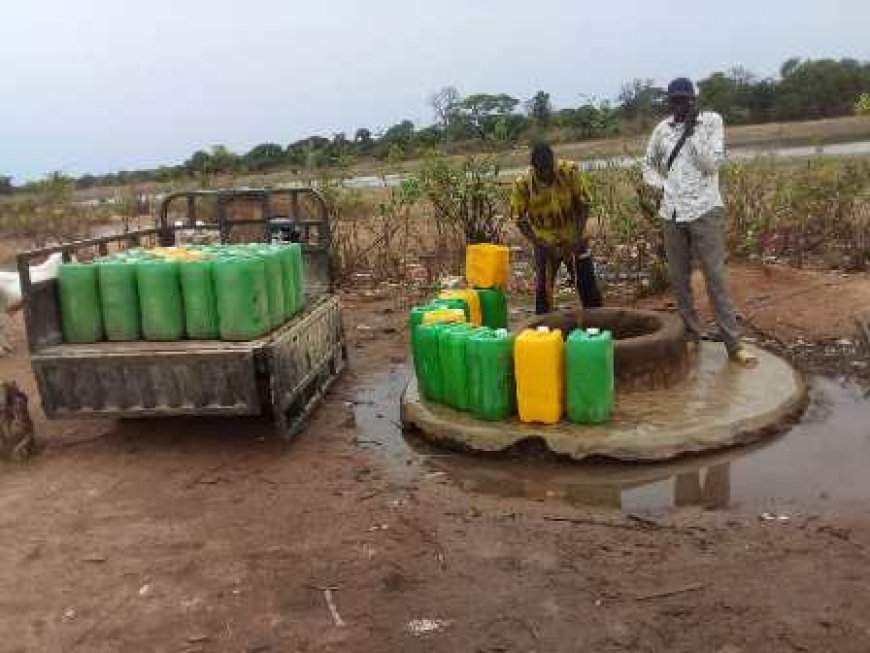 Pogo- frontière Mali : manque d’eau, des puits de fortune au bord des retenues d'eau
