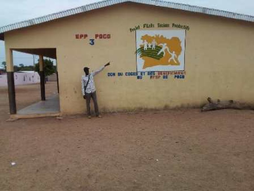 Des bénéficiaires des filets sociaux productifs construisent un bâtiment scolaire de trois classes à Pogo.