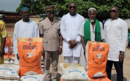 Koro: Un cadre soulage les populations en vivres et offre des pots de peinture pour la rénovation de la mosquée en prélude du Méga Qadr