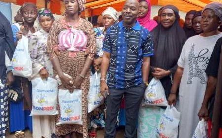 Bouaké: Le ministre Amadou Koné témoigne sa générosité aux femmes.