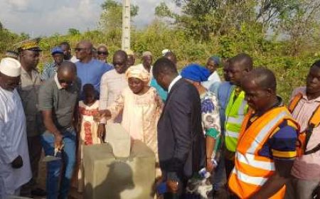 Kolia : Pose de la 1ere pierre du Centre d’Accueil d’Enfants ayant perdu leurs mères en couche