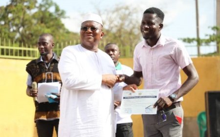 Insertion professionnelle : des attestations de fin de formation, des permis de conduire et des chèques remis à 552 jeunes de Korhogo et de Sinématiali