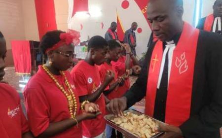Korhogo : Pentecôte 2023, 103 communiants de l’Eglise Méthodiste pour leur 1ere communion en présence de Dr Coulibaly Issa Malick aux côtés de sa sœur...