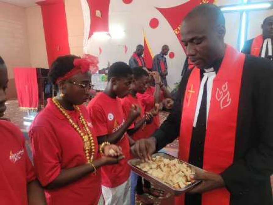 Korhogo : Pentecôte 2023, 103 communiants de l’Eglise Méthodiste pour leur 1ere communion en présence de Dr Coulibaly Issa Malick aux côtés de sa sœur...