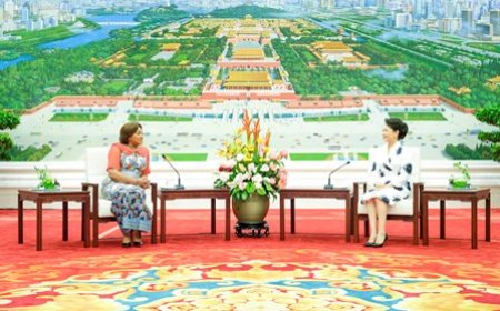 (Xinhua) -- Peng Liyuan, l'épouse du président chinois, Xi Jinping, a rencontré vendredi, à Beijing, Denise Nyakeru Tshisekedi, l'épouse du président de la République démocratique du Congo (RDC), Félix-Antoine Tshisekedi Tshilombo.
