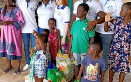 DAOUKRO : Des personnes défavorisées reçoivent l'aide de l'association des résidents de Daoukro.