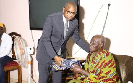 5ème étape de la Ronde du social à Daloa : le ministre Adama Kamara chez le chef des chefs de la région du Haut-Sassandra, André Hobou Kalé