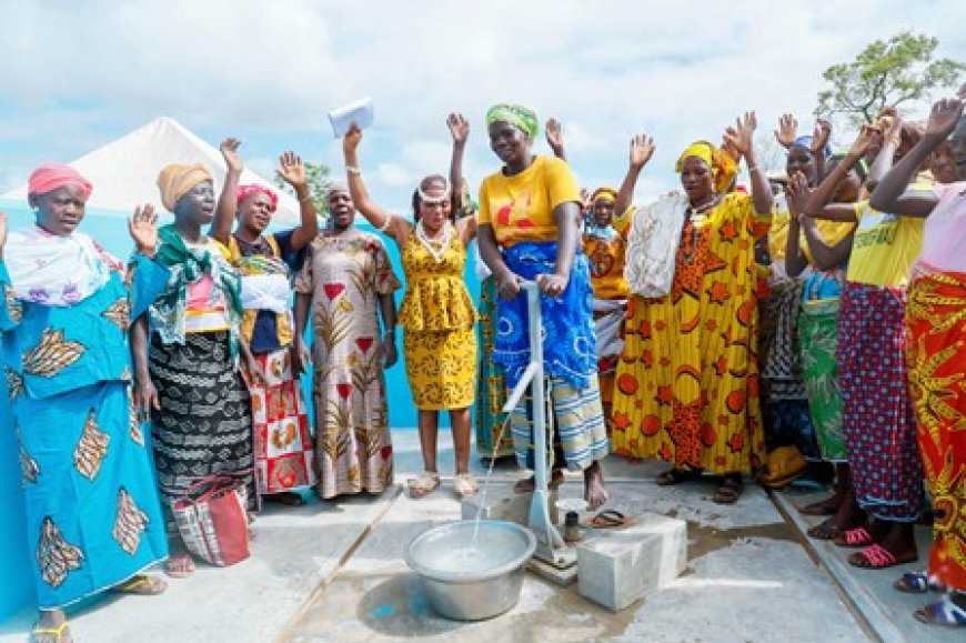 Bénéficiaires d'un forage construit sur leur site de maraîcher de 25 ha par le Conseil régional: les femmes de la coopérative "Siemetcha" de Kakpéliakaha (Ferkessédougou) reconnaissantes au gouvernement
