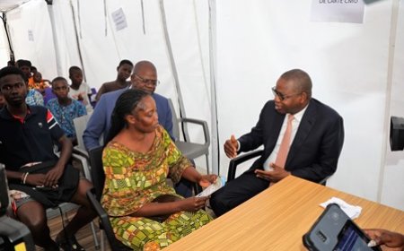 Enrôlement à la CMU : Le ministre Adama Kamara s'assure du bon fonctionnement du site "IN SITU" du quartier Zone 4 avec une capacité de production de 2.000 cartes/jour