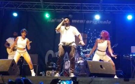 Bebi Philippe rend hommage à DJ Arafat au climbié beach d’Assinie