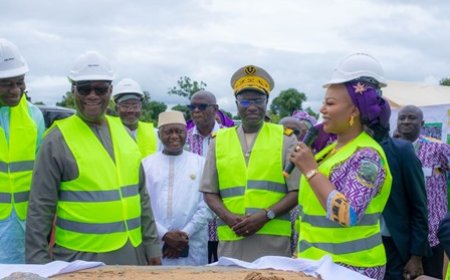 Développement local: le Ministre d'État Téné Birahima Ouattara pose la 1ère pierre d'une usine de transformation de Riz à Odienné