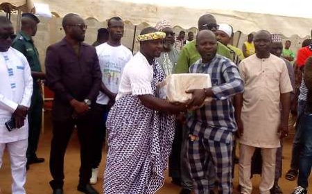 Les Amis d’enfance de Bouaké fait don de 2250 livres de mathématiques d’une valeur de 4,5 millions de F CFA à huit écoles primaires des IEPP Belleville et Sokoura