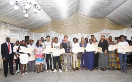 Solidarité : 218 élèves et étudiants issus des familles des victimes des crises reçoivent des prises en charge scolaires du Gouvernement