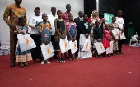 Bouaké : L’Ong FADEC offre 1500 kits scolaires aux élèves.