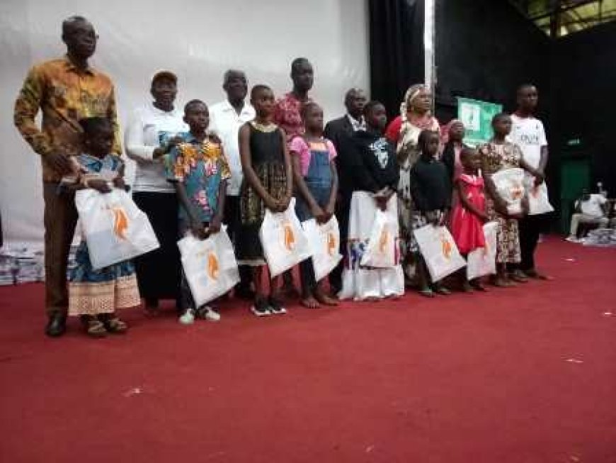 Bouaké : L’Ong FADEC offre 1500 kits scolaires aux élèves.
