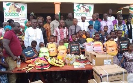 Nord : poro et tchologo, une coopérative agricole  offre 300 kits scolaires et 600 tenues filles, garçons