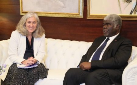 Le Premier Ministre Robert Beugré Mambé échange avec Francesca Di Mauro, ambassadeur de l’Union européenne en Côte d'Ivoire