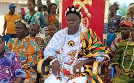 Remise d’arrêté préfectoral et intronisation du chef de village de Frondobo : Nanan Foufoué Kassi II, reçoit ses attributs de chef de village