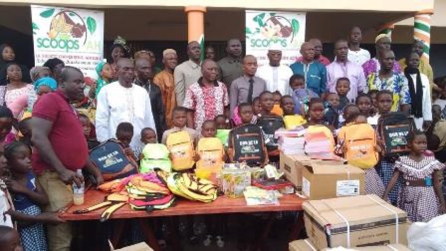 Nord : poro et tchologo, une coopérative agricole  offre 300 kits scolaires et 600 tenues filles, garçons