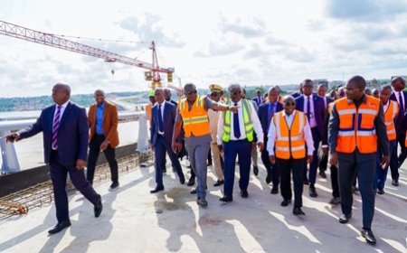 4e pont d'Abidjan : le Premier Ministre Robert Beugré Mambé s'imprègne de l'évolution des travaux