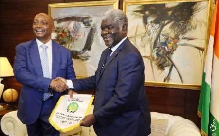 Le Premier Ministre Beugré Mambe reconnassant à la CAF pour le Awards 2023 remis au Président Alassane Ouattara