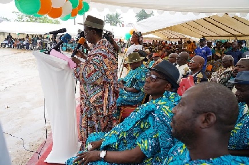 CAN 2023 : le Premier Ministre Robert Beugré Mambé mobilise les populations de Ebimpé pour le succès de l'événement