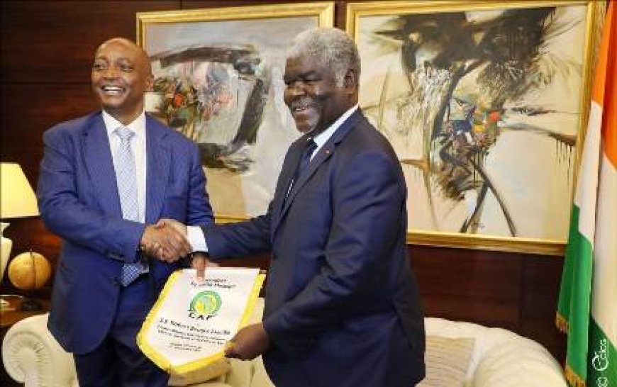 Le Premier Ministre Beugré Mambe reconnassant à la CAF pour le Awards 2023 remis au Président Alassane Ouattara