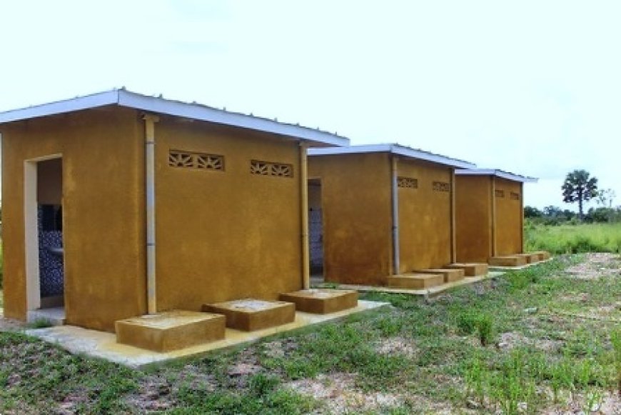 Latrines en milieu scolaire : La construction de toilettes améliore l'environnement des écoles