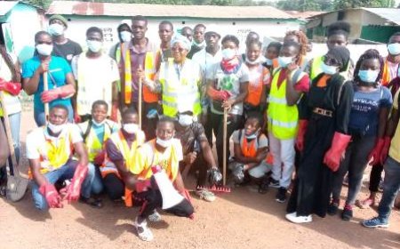 Les membres d'une association assainissent la ville de Bouaké.