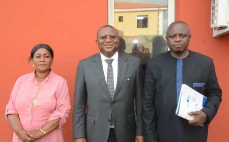 Jean-Roch Kouamé, Super Ebony 2009, reçoit la clé de sa nouvelle villa des mains du ministre Amadou Coulibaly