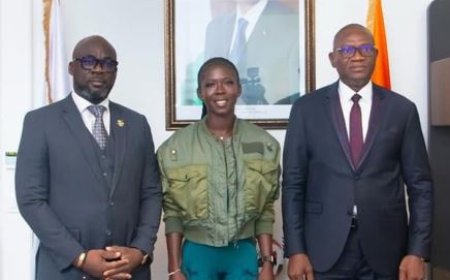 Le Ministre Adjé Silas Metch écoute les Préoccupations de Koné Maboundou pour les Jeux Olympiques de Paris 2024