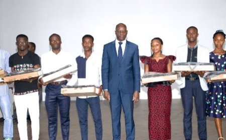 Universités et grandes écoles publiques : les 200 meilleurs étudiants dotés de 200 ordinateurs et de codes d'accès à une bibliothèque numérique de 96 000 ouvrages