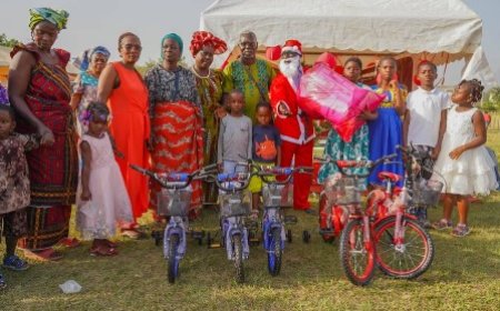 Man / 5eme édition Noël féerique : Le père Noël Momo Bamba comble 2500 enfants