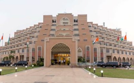 CAN 2023 / Stade de Yamoussoukro : le Premier Ministre Robert Beugré Mambé se dit rassuré après une visite de l'infrastructure