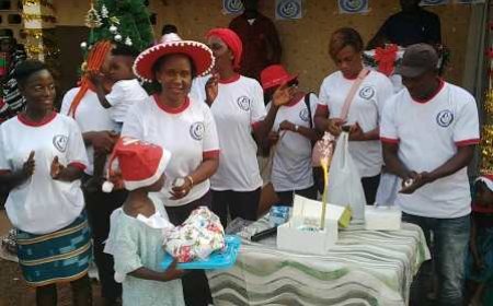 L'organisation OHMEN offre un arbre de Noël aux orphelins de Toa-Zeo