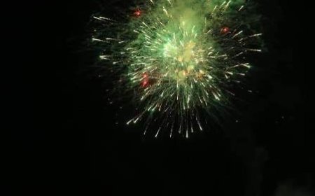 CAVALLY : REVEILLON A TOULEPLEU ANNE DÉSIRÉ OULOTO OFFRE LE GROUPE VDA ET UN FEU D ARTIFICE A SA POPULATION.