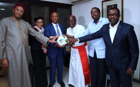 Le Président de la CAF, Dr Motsepe fait un don de 500 000 USD à l'Eglise catholique et à la communauté musulmane en Côte d'Ivoire