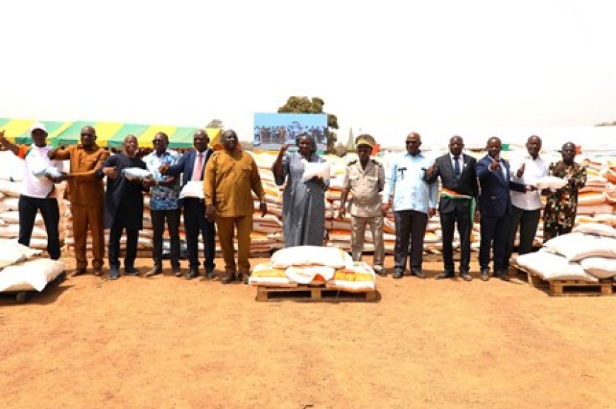 Programme de production alimentaire d’urgence : le ministre Kobenan Kouassi Adjoumani remet d’importants kits agricoles aux riziculteurs de la région du Poro