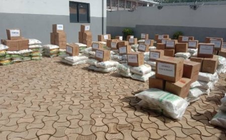 Les différents maires remettant le don du maire