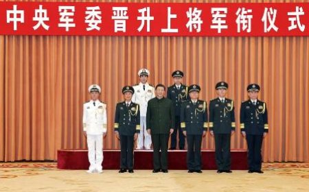 Xi Jinping remet des certificats d'ordre pour promouvoir des officiers militaires au grade de général