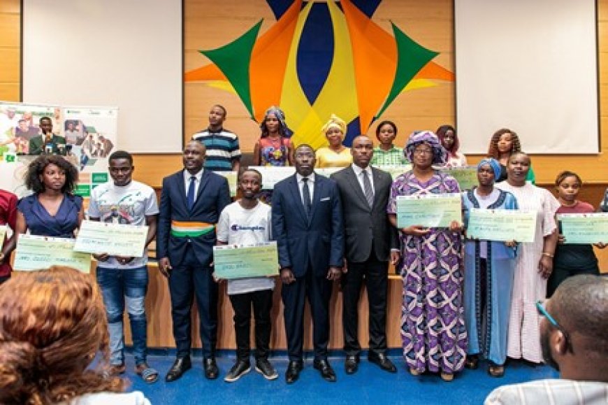 Réintégration des migrants de retour en Côte d'Ivoire : des chèques d’un montant global de 98,7 millions de FCFA remis à 96 bénéficiaires
